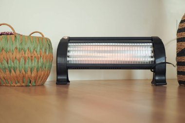 Modern elektrikli kızılötesi ısıtıcı oturma odasında, yakın çekim. Yüksek kalite fotoğraf