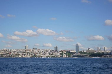 İstanbulların büyüleyici ve güzel manzarası büyüleyici Boğaz sularından ikonik ufuk çizgisi