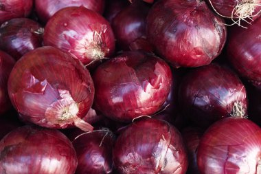 Canlı ve görsel olarak çekici taze kırmızı soğan gösterisi, çeşitli mutfak kullanımları için mükemmel.