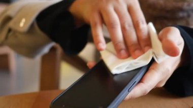 Adam el temizleme cep telefonu görüntüsü