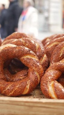 Türk Simit 'i minibüste satıyor ,