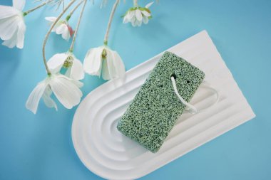 Bu doğal yeşil sünger taşı ayaklarınızı nazikçe minimalist bir zemine yapıştırır.