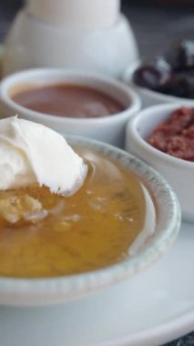 Ballı ve kremalı Türk kahvaltısı,