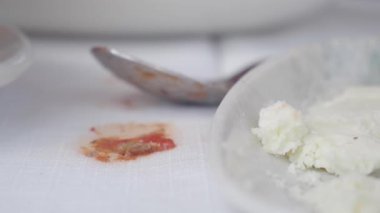 Yemekler kahvaltı masasına döküldü.