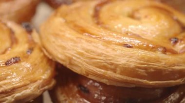 Altın hamur işleri güzel, karmaşık spiral bir tasarım ve zengin, lezzetli bir dolgu içerir.
