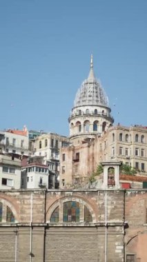 İstanbul tarihi kuleye sahip şehir manzarası