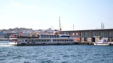 Türkiye İstanbul 18 Temmuz 2023. Boğaz 'da nakliye feribotu. Feribot yolcu taşır..