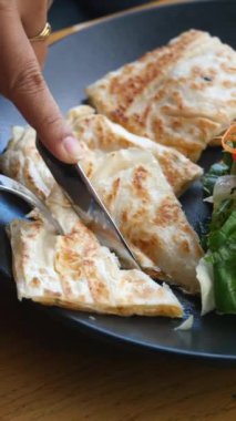 El, bir palette paratha kesiyor. ,