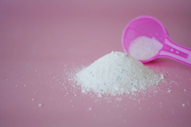 Masadaki plastik kaşıkla yıkama tozu ,