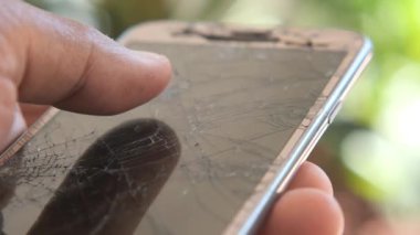 Kırık akıllı telefon ekranının kapanışı,