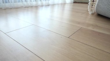Ahşap zeminde renkli doğu halısı.