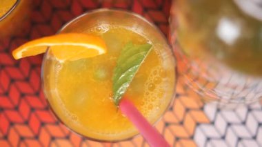 Bu canlı portakal suyu taze fesleğen ve sulu bir portakal dilimiyle süslenmiş.