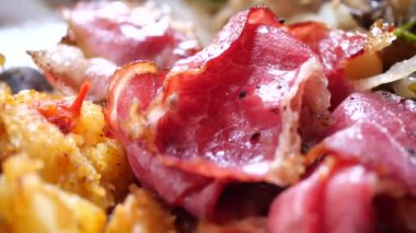 Lezzetli arkadaşlarıyla birlikte gevrek domuz pastırmasının baştan çıkarıcı, ağız sulandırıcı bir görüntüsü.