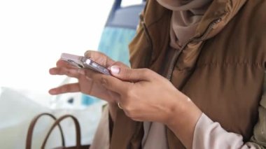 Trenin içinde akıllı telefon kullanan genç kadınlar. .