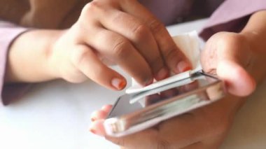 Adam el temizleme cep telefonu görüntüsü