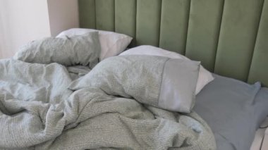 Sabahın köründe dağınık yatak, uyandıktan sonra dağınık yatak. .