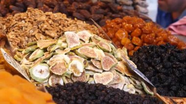 Kurutulmuş meyve ve aromalı baharatlardan oluşan canlı bir karışım zengin dokular ve renkler sergiliyor.