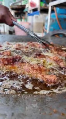 Kızarmış yiyecekler dışarıda pişiriliyor..