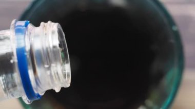 Yavaş çekimde bir bardağa alkolsüz içecekler dökülüyor. ,