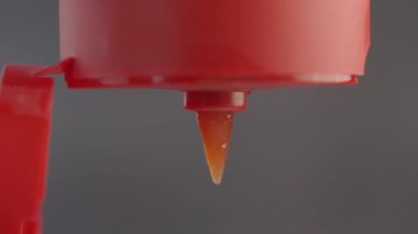 Şişeden damlayan ketçap..