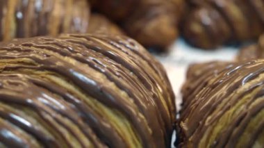 Şımarık çikolatalı kruvasanlar. Parlak, parlak bir kapanış. Gerçekten çekici.