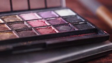 Masadaki göz farını kapat ,