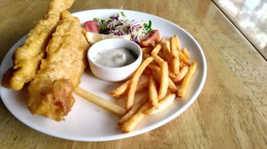 Tabakta balık ve patates kızartması ,