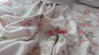 Yumuşak çiçek desenleri güzel, karmaşık desenler ve hoş dokular sergiliyor.