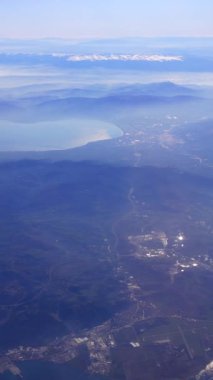 Hava manzarası çarpıcı kıyı özelliklerini ve manzaranın sakin sularını gösteriyor.