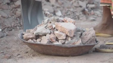 Yıkım alanı işçilerin molozları taşıdığı.