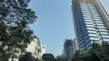 Gökdelenleri ve binaları olan şehir manzarası.