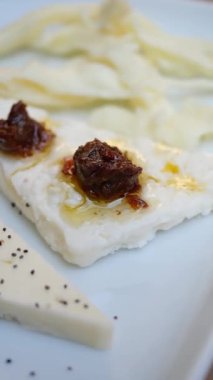 Tabakta malzemeler olan peynir tabağı. ,