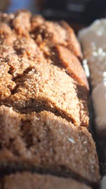 Bir somun tam buğday ekmeğine yakın çekim.