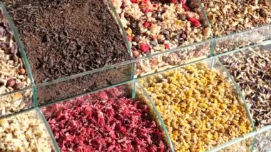 Canlı bir baharat ve kurutulmuş otlar. Zarif bir şekilde temiz kaplarda dizilmiş.