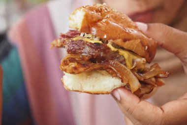 Lezzetli malzemelerle dolu bu lezzetli gurme hamburgerin tadını çıkarın.