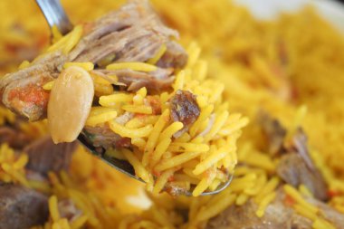 Lezzetli geleneksel Orta Doğu Pirinç Tabağı Et ve Bademli.