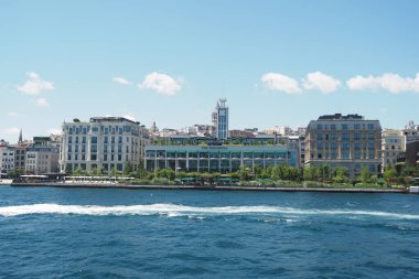 Türkiye istanbul 19 Haziran 2023. Galataport İstanbul. Yürüyen insanlarla Galataport manzarası.