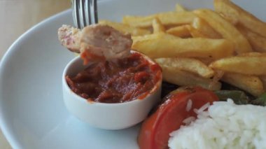 Kızarmış tavuk, pilav ve sebze..