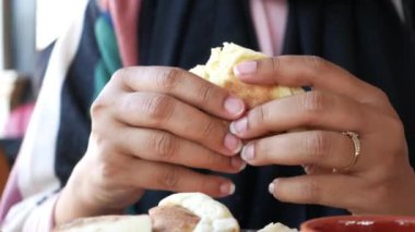 Ekmek yiyen kadına yakın çekim,