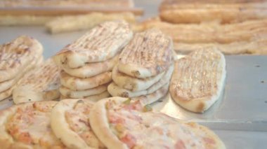Çeşitli ekmek ve pizza yemekleri sergileniyor..
