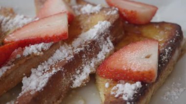 Tabakta çilekli Fransız tostu ,