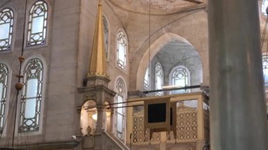 Kültürel öneme sahip tarihi bir caminin şaşaalı iç yüzünü gözler önüne seren çarpıcı bir manzara.