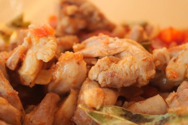 Sebzeli kızarmış tavuk. .