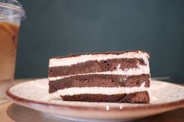 Lezzetini arttıran kremalı çikolatalı pastanın tadını çıkar.