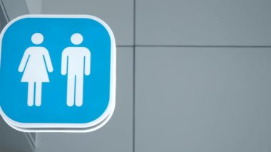 Şık ve modern bir banyo tabelası. Belirgin erkek ve kadın simgelerini zarif bir şekilde gösteriyor.