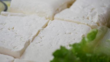 Lezzetli, yumuşak tofu küpleri artık mükemmel bir şekilde hazırlandı ve çeşitli mutfak kullanımları için hazırlandı.