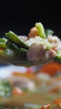 Karışık sebzeli baharatlı tavuk. Ruhu ısıtan lezzetli bir çorbada kaynatılmış.