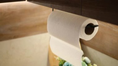 Modern ve şık bir kağıt havlu dağıtıcısı. Çağdaş bir mutfak alanı yaratıyor.