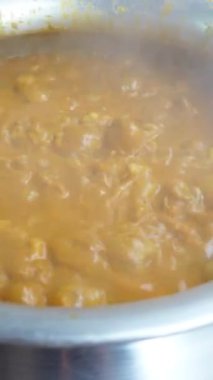 Sıcak ve baharatlı köri yemeği pişiriyorum..