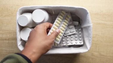 Konteynırdan hap alan kişi..,